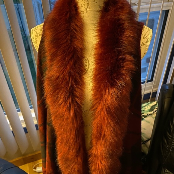 Luxurious Faux Fur Plaid Vest - Picture 8 of 8